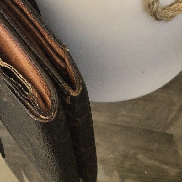 Louis Vuitton Wallet - Picture 8 of 9